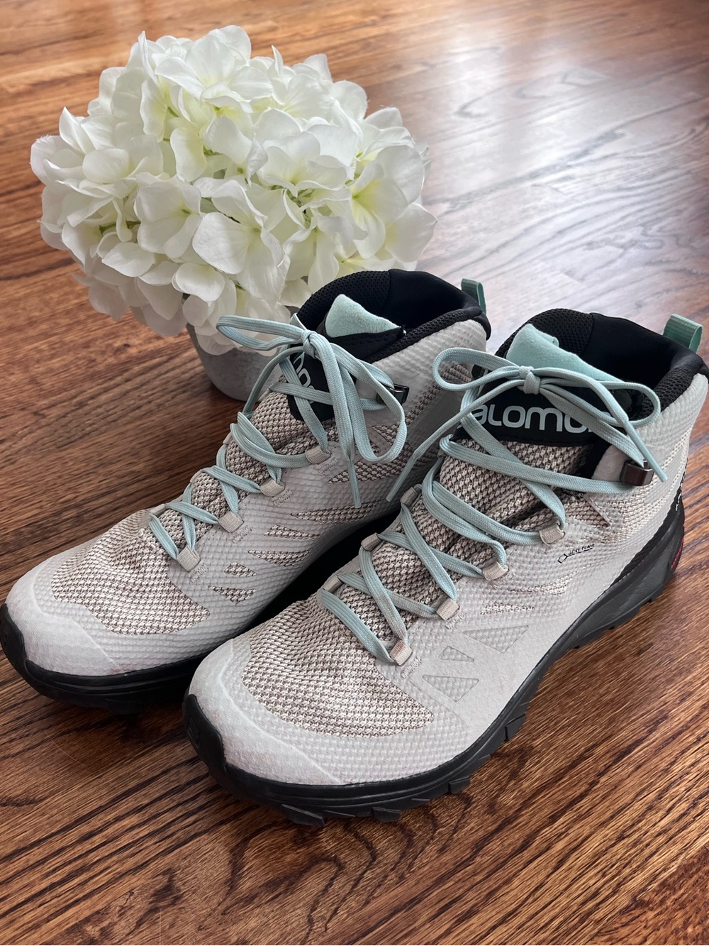Salomon Women’s OUTLine Mid GTX Lace-Up Hiking Boots Size 9.5